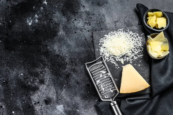 Trozos Queso Duro Parmigiano Reggiano Cortar Cortar Rallar Fondo Negro — Foto de Stock