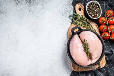Kızartma tavasında tavuk göğsü fileto tarifi. Beyaz arka plan. Üst Manzara. Boşluğu kopyala.