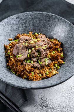 Biftek ve sebzeli özel kızarmış pilav. Beyaz arka plan. Üst görünüm.