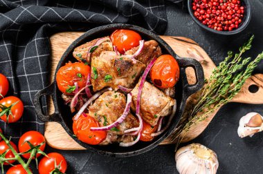 Tavada soğan ve domatesli domuz şiş kebap. Izgara et. Siyah arka plan. Üst görünüm.