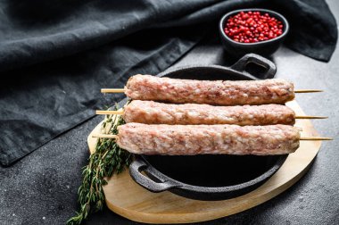 Çiğ Türk geleneksel et kebabı. Siyah arka plan. Üst görünüm.