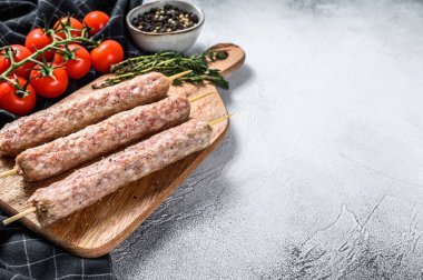 Çiğ kıymalı et kebabı. Beyaz arka plan. Üst Manzara. Boşluğu kopyala.