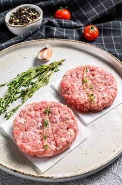 Çiğ tavuk pirzolası, kıymalı börek. Organik kıyma. Beyaz arka plan. Üst görünüm.