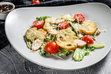 Klasik Sezar salatası ızgara tavuk göğsü, parmesan, bıldırcın yumurtası, domates ve Romaine marulu. Beyaz arka plan. Üst görünüm.