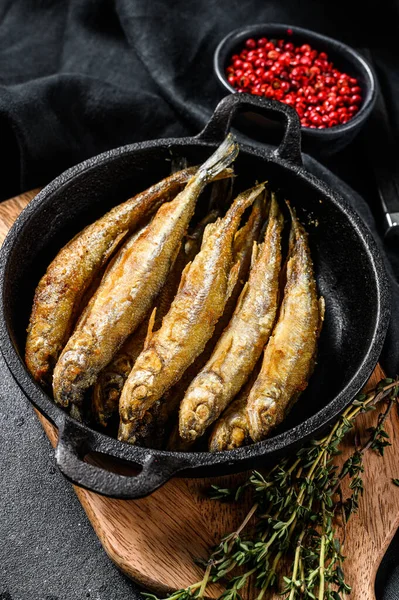 Pesce Capelin Intero Fritto Picchiato Servito Una Padella Metallo Fondo — Foto Stock