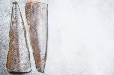 Çiğ balık fileto. Beyaz arka plan. Üst Manzara. Boşluğu kopyala.