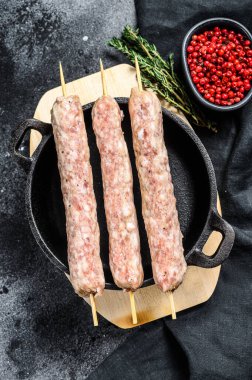 Çiğ Türk geleneksel et kebabı. Siyah arka plan. Üst görünüm.