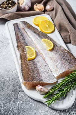 Biber ve limonlu taze çiğ balık fileto. Beyaz arka plan. Üst görünüm.