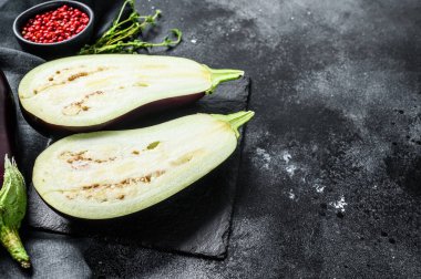 Dilimlenmiş patlıcan. Çiğ organik sebzeler. Siyah arka plan. Üst Manzara. Boşluğu kopyala