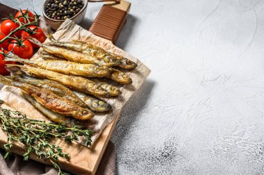 Izgara balık. Lezzetli aperatif. Gri arka plan. Üst Manzara. Boşluğu kopyala.