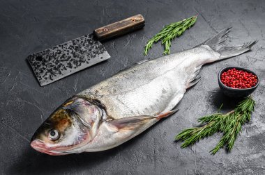 Çiğ balık gümüşü sazan balığı, pembe biber ve biberiye. Siyah arka plan. Üst görünüm.