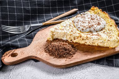 Kesme tahtasında çikolata olan süzme peynir güveci. Beyaz arka plan. Üst görünüm.