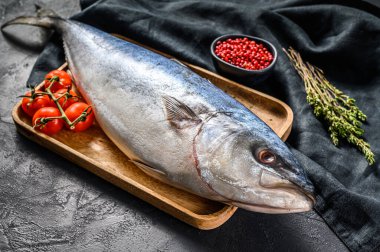 Taze Japon kehribar rengi. Çiğ balık sarıkuyruğu. Siyah arka plan. Üst görünüm.