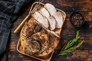 Fırınlanmış domuz budu. Koyu ahşap arka plan. Üst görünüm.