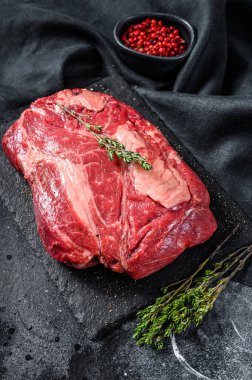 Taze çiğ et Prime Black Angus Chuck bifteği. Siyah arka plan. Üst görünüm.