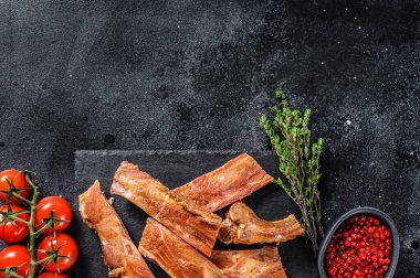 Ev yapımı ızgara ızgara domuz pirzolası. Siyah arka plan. Üst Manzara. Boşluğu kopyala.