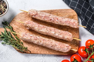 Taze doğranmış domuz eti kebapları. Beyaz arka plan. Üst görünüm.