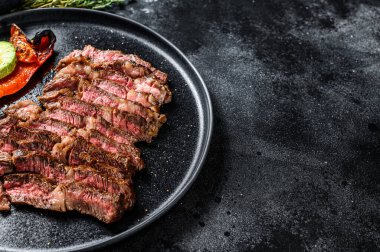 Yanında sebze tabağı olan bir tabakta Chuck 'ın göz yuvarlaması. Siyah arka plan. Üst Manzara. Boşluğu kopyala.