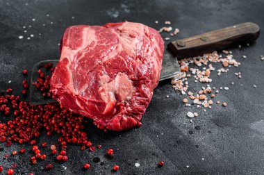 Taze çiğ biftek. Satırda Chuck 'ın gözleri yuvarlanıyor. Siyah arka plan. Üst görünüm.