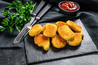 Ev yapımı çıtır tavuk nuggetları. Karanlık arka plan. Üst görünüm.