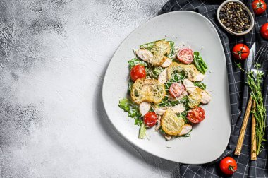 Kızarmış tavuklu Sezar salatası, kızarmış ekmek, bıldırcın yumurtası ve vişneli domates. Beyaz arka plan. Üst Manzara. Boşluğu kopyala.