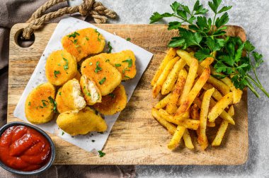 Ev yapımı kızarmış tavuk nugget ve patates kızartması. Gri arka plan. Üst görünüm.