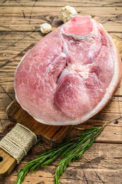 Çiğ domuz budu, bacak. Taze çiftlik eti. Ahşap arka plan. Üst görünüm.
