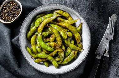 Buharda pişmiş Edamame Bean, tavada yeşil soya fasulyesi, Doğu Asya mutfağı. Beyaz arka plan. Üst görünüm.