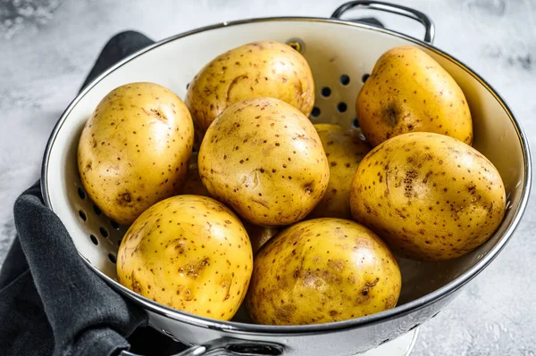 Roh Gewaschene Kartoffeln Sieb Grauer Hintergrund Ansicht Von Oben — Stockfoto