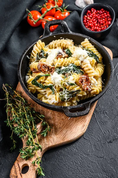 Massa Fusilli Com Espinafre Tomates Secos Queijo Ricota Uma Panela — Fotografia de Stock