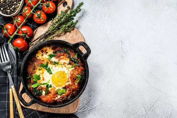 Házi Készítésű Shakshuka Tükörtojás Hagyma Harangbors Paradicsom Petrezselyem Serpenyőben Szürke — Stock Fotó