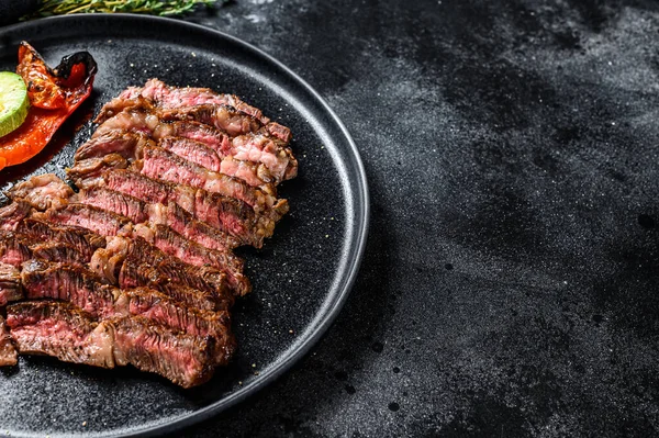 Sliced Chuck Eye Roll Een Bord Met Een Bijgerecht Van — Stockfoto