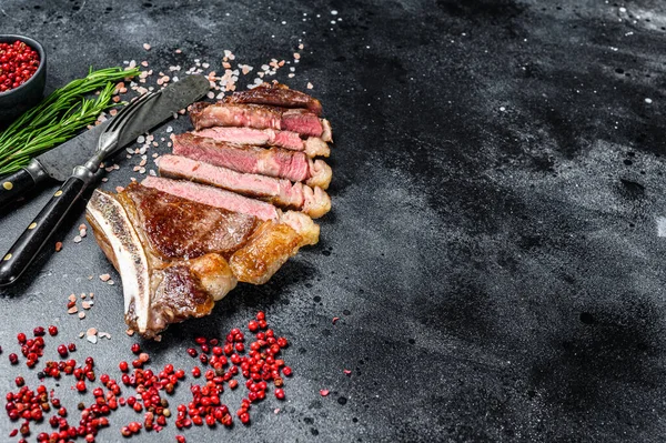 Steak Cowboy Grillé Bœuf Côtelé Aux Herbes Épices Fond Noir — Photo