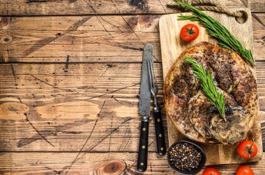 Tahtada kızarmış domuz budu. Bacak eti. Ahşap arka plan. Üst Manzara. Boşluğu kopyala.