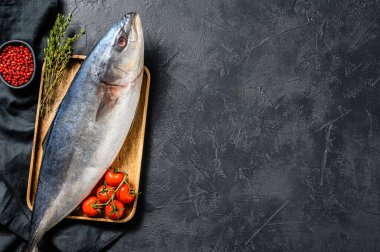 Taze Japon kehribar rengi. Çiğ balık sarıkuyruğu. Siyah arka plan. Üst Manzara. Boşluğu kopyala.