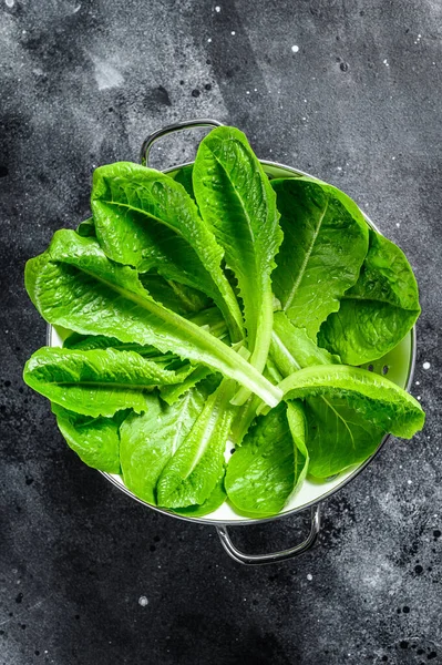 Romaine Salat Einem Sieb Schwarzer Hintergrund Ansicht Von Oben — Stockfoto