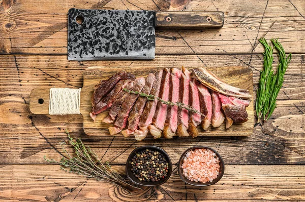 Steak Žebírka Kosti Solí Pepřem Grilované Hovězí Maso Dřevěné Pozadí — Stock fotografie