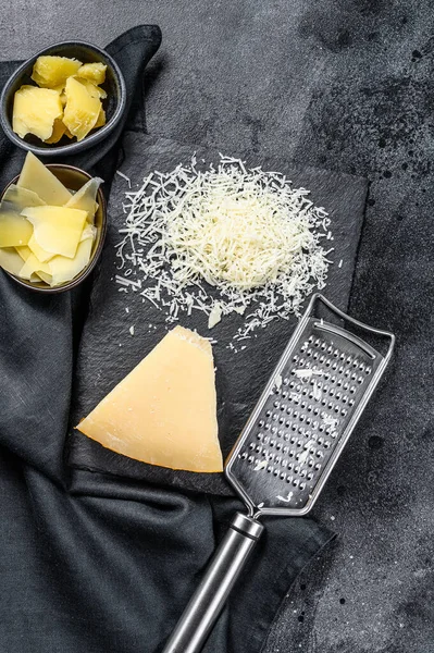 Trozos Queso Duro Parmigiano Reggiano Cortar Cortar Rallar Fondo Negro — Foto de Stock