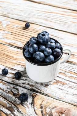 Beyaz bardakta yabanmersini. Antioksidan organik süper yiyecekler. Sağlıklı yemek konsepti. Beyaz arka plan. Üst görünüm.