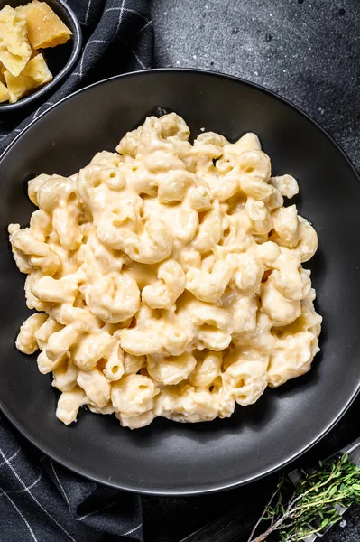 Mac Und Käse Makkaroni Pasta Kitschiger Sauce Schwarzer Hintergrund Ansicht — Stockfoto