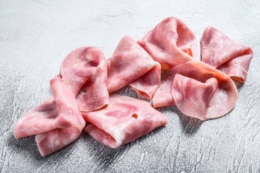 Domuz jambonu dilimleri. Taze prosciutto. Beyaz arka plan. Üst görünüm.