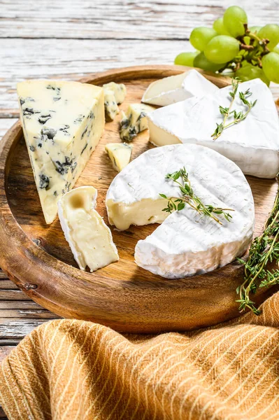 Prato Queijo Com Camembert Brie Queijo Azul Com Uvas Fundo — Fotografia de Stock