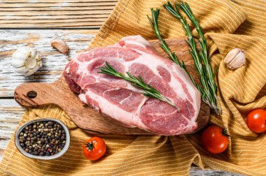 Çiğ domuz boynu, sebze yaprakları ve baharatlarla et doğrar. Beyaz arka plan. Üst görünüm.