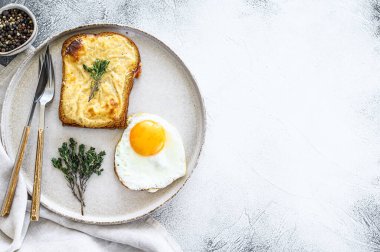 Peynirli ve jambonlu croque Monsieur sandviçi. Beyaz arka plan. Üst Manzara. Boşluğu kopyala.