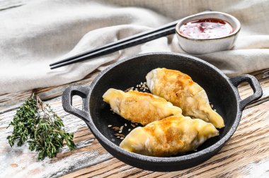 Tavada kızarmış hamur köftesi, Çin yemeği. Beyaz arka plan. Üst görünüm.