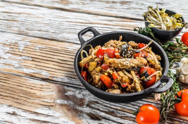 Tavada tavuk kızartması. Wok udon eriştesi. Geleneksel Asya yemekleri. Beyaz arka plan. Üst Manzara. Boşluğu kopyala.