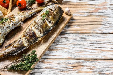 Taze kekik ve domatesli nefis ızgara pollock. Beyaz arka plan. Üst Manzara. Boşluğu kopyala.