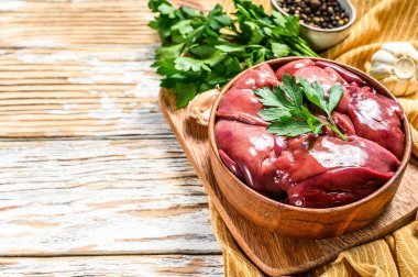 Tabakta çiğ ördek ciğeri. Beyaz arka plan. Üst Manzara. Boşluğu kopyala.