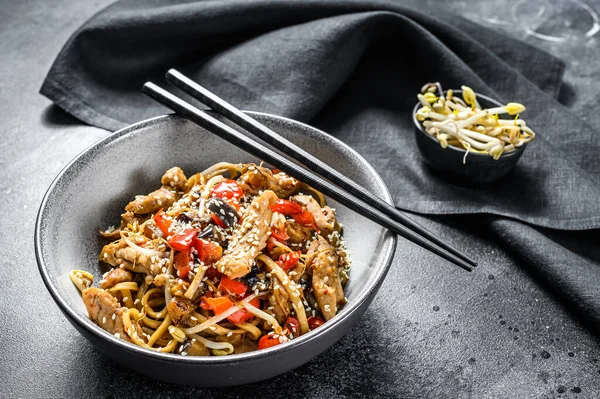 Kip Roerbak Wok Udon Noedels Traditioneel Aziatisch Eten Zwarte Achtergrond — Stockfoto