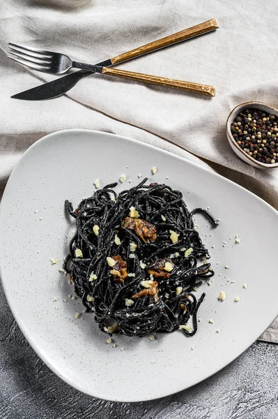 Pasta Espagueti Negro Con Carne Res Salsa Pimienta Parmesano Fondo —  Fotos de Stock